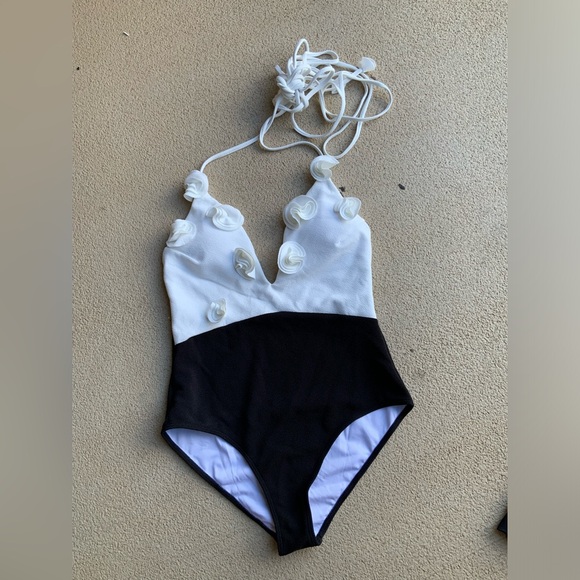 BRAND NEW Floral Appliqué Halter Black White One Piece Swimsuit Women’s SZ Large - Picture 4 of 15